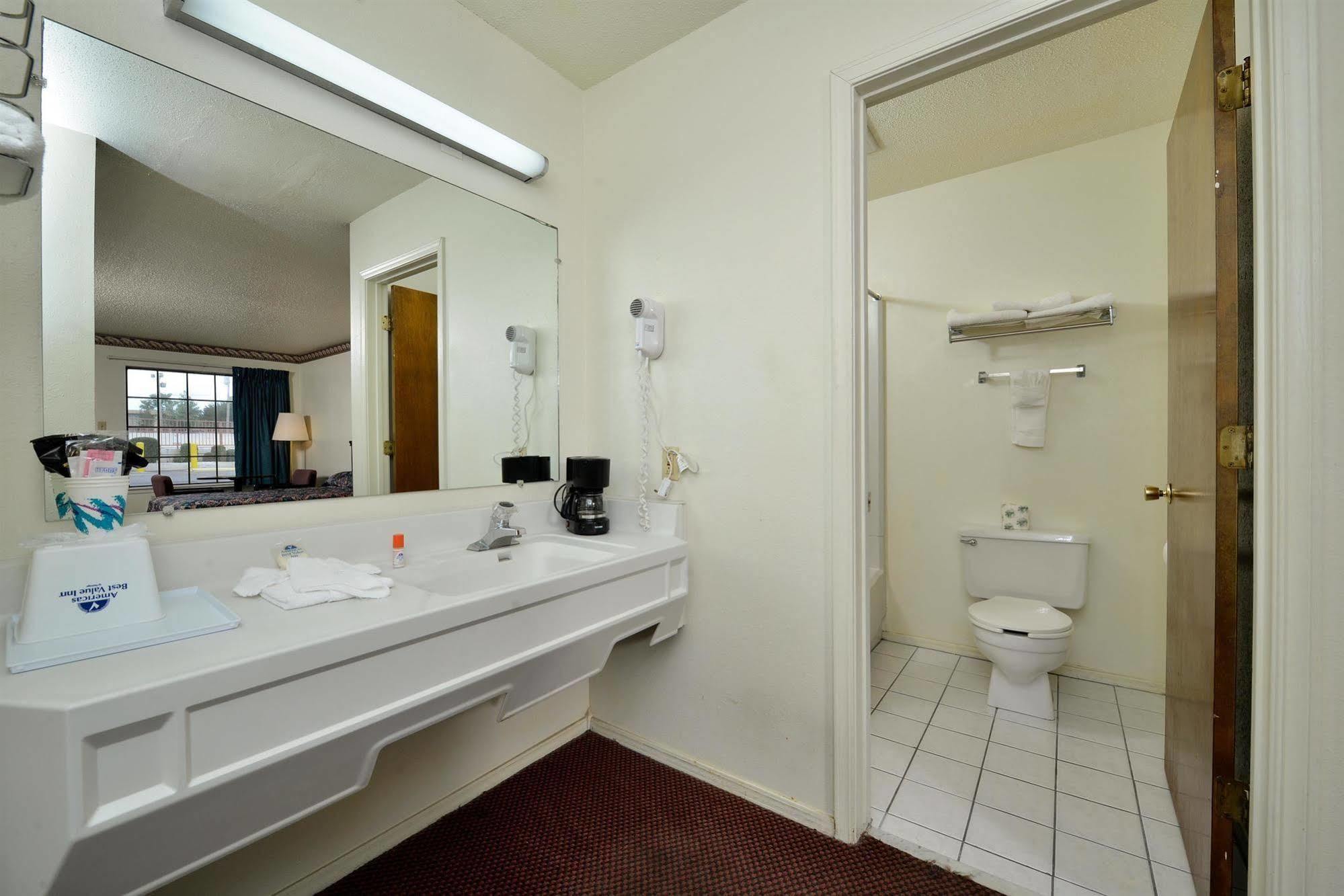 Americas Best Value Inn & Suites Russellville Exterior photo